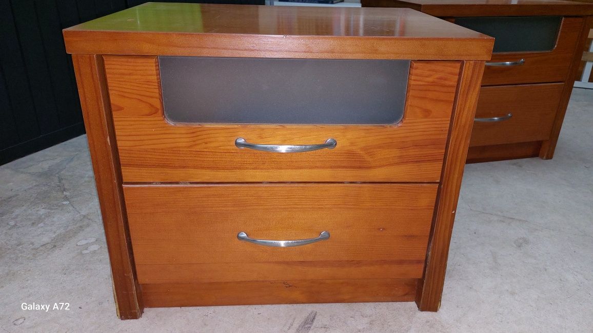 Cama de casal com 2 mesas de cabeceira