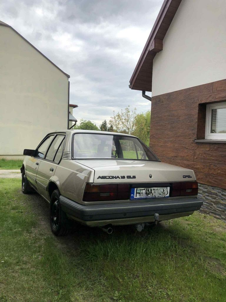 Sprzedam Opel Ascona 1.8