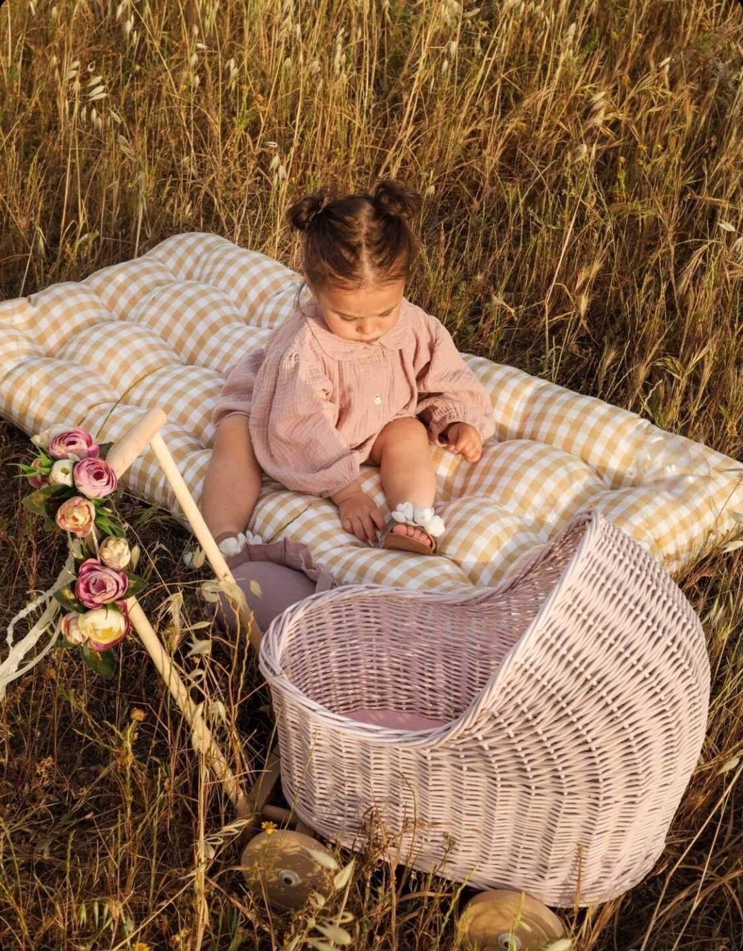 Wozek wiklinowy dla lalek niski pastelowy róż handmade