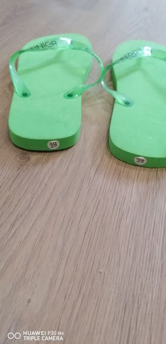 Chinelos de praia verdes