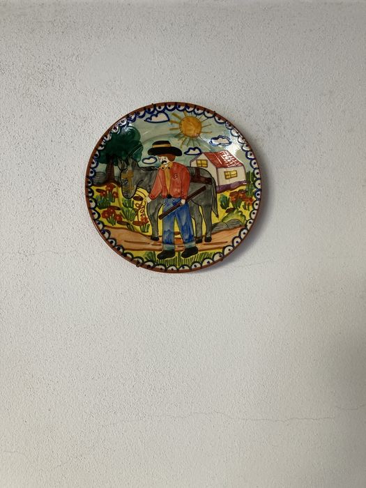 Pratos decorativos em barro pintados a mao