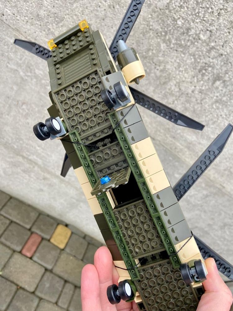 Військовий вертоліт Chinooc із Lego (Лего)