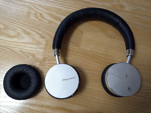 Wygodne słuchawki bluetooth Pioneer SE-MJ561BT, 3 pady w komplecie