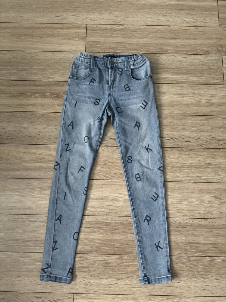 Reserved jeansy w literki rozmiar 140cm.