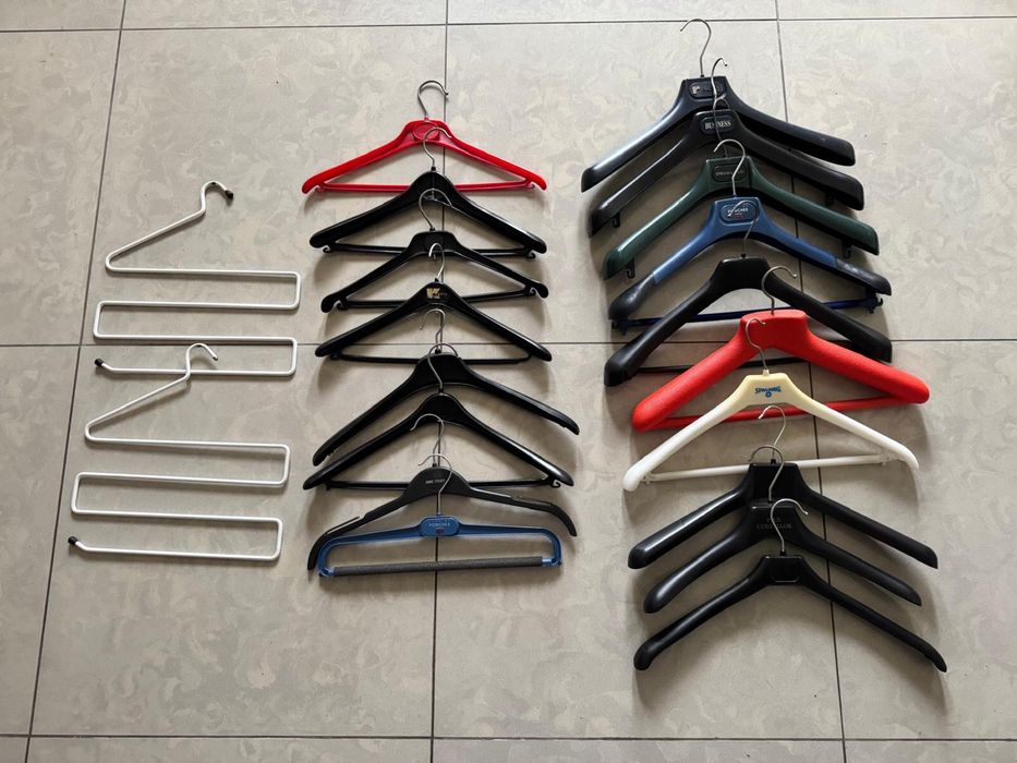 Cabides para vestuário em plastico e metal