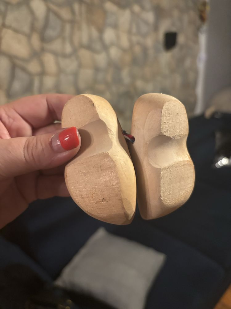 Drewniane chodaki .