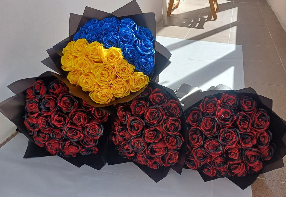 Букети з атласних троянд
