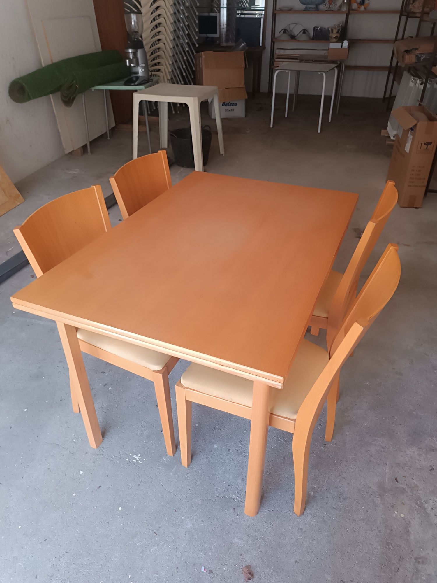 Mesa de cozinha com 4 cadeiras