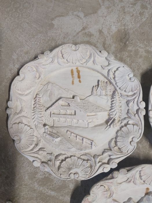 Conjunto de três quadros em gesso alusivos a paisagens suíças