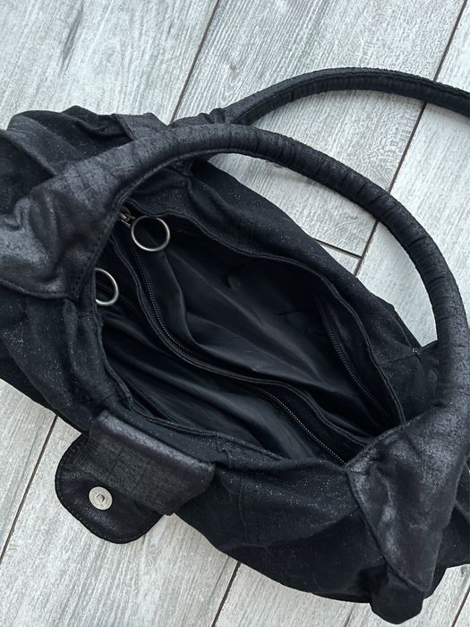 Czarna torebka ze złotymi drobinkami