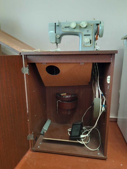 Швейна машинка Подольск 142 з ел. приводом б/в. 2250грн. Торг