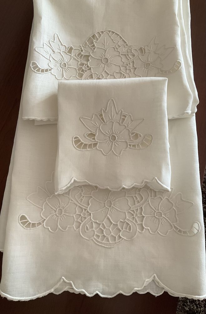 Conjunto 3 toalhas em linho puro, bordadas à mão