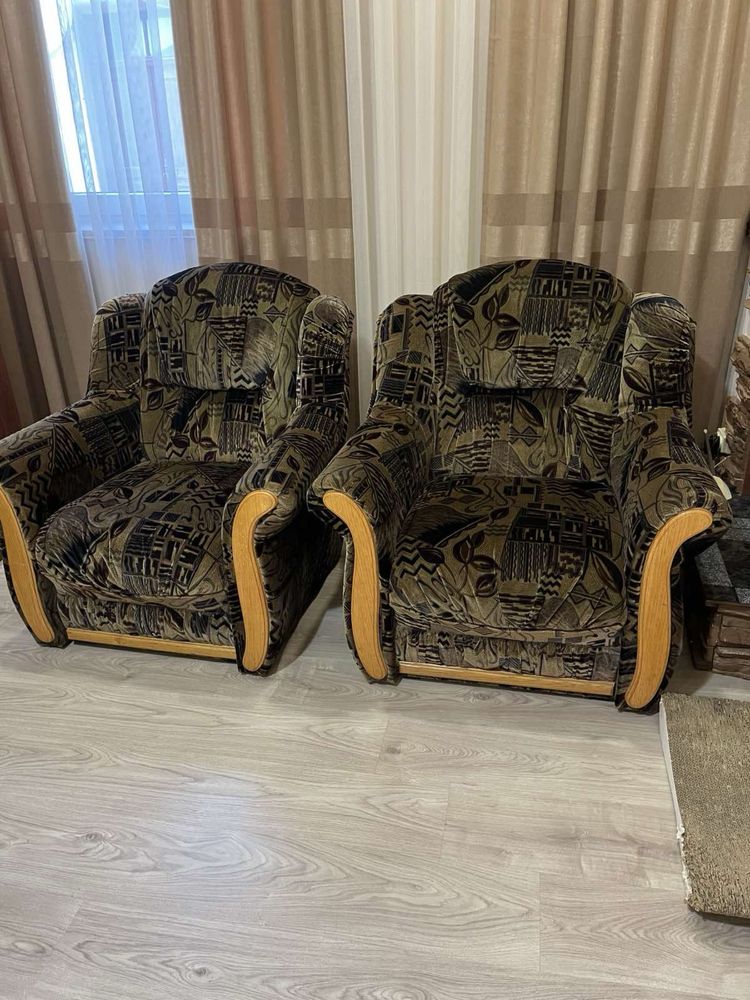 Продаю диван (розкладний малютка) та крісла; разом все 4500 грн