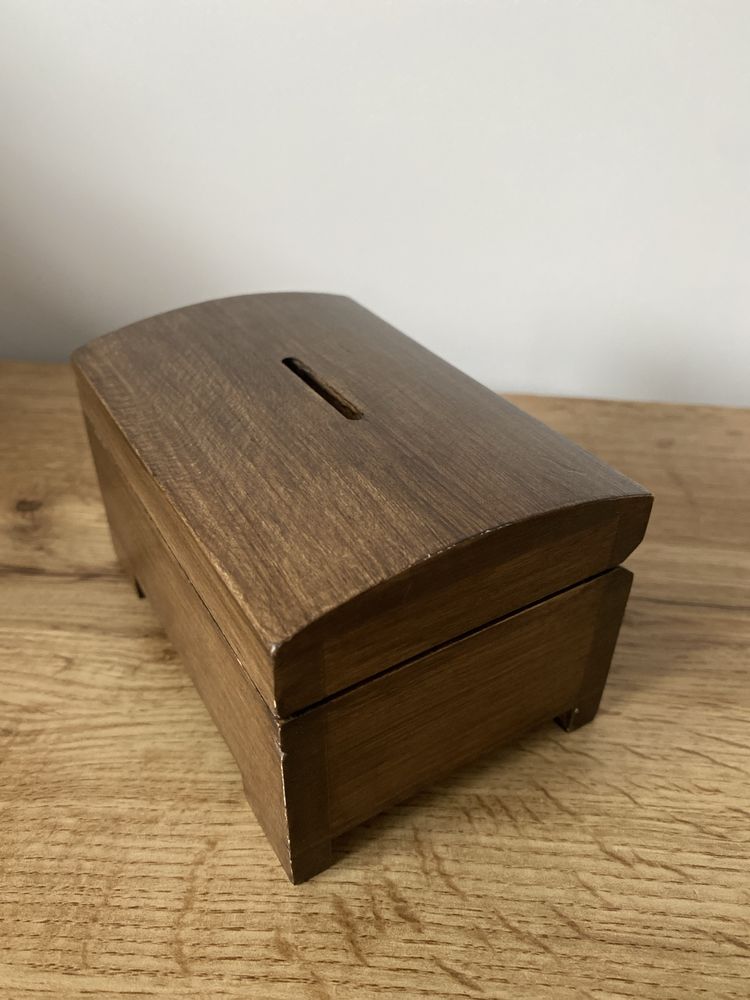 Drewniana szkatułka skarbonka