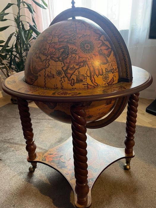 Unikalny barek w kształcie globusa