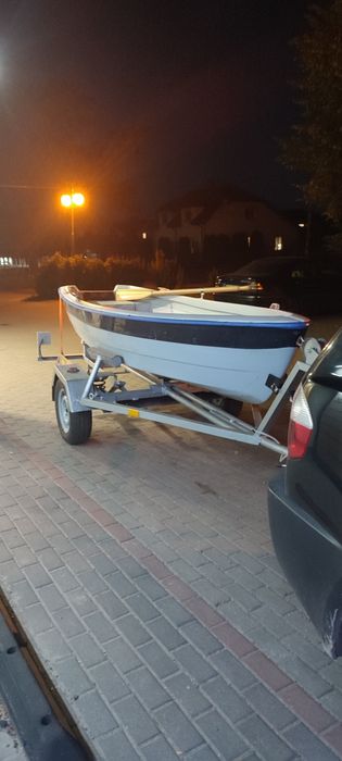 Łódka z przyczepka i silnik zaburtowy Mariner
