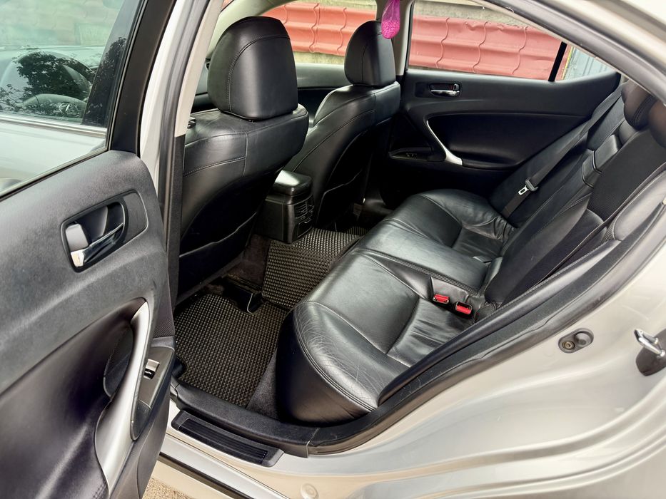 Продам Lexus Is 220d