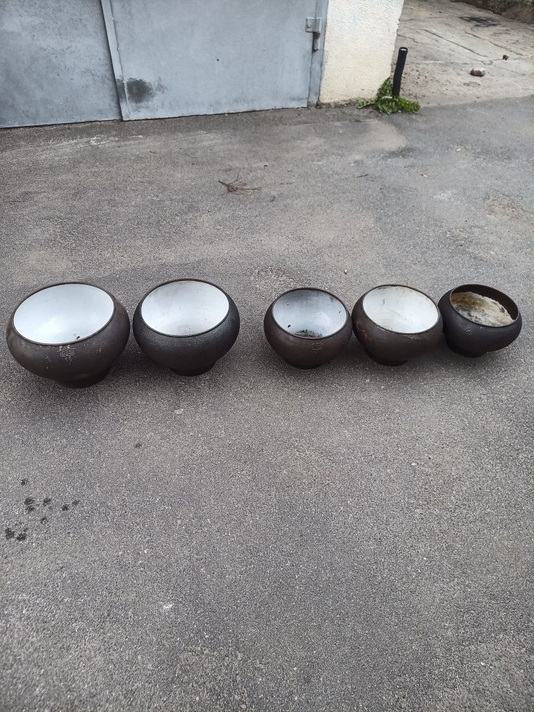Казани,баняки(чугун),утятница,кастрюли,бидони,миски.