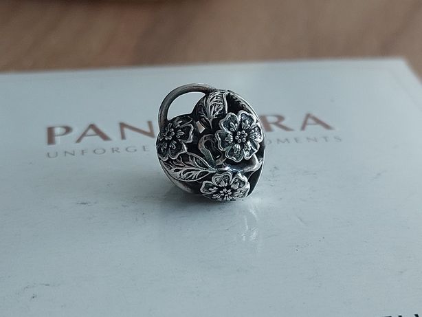 Pandora charms kwiecista kłódka