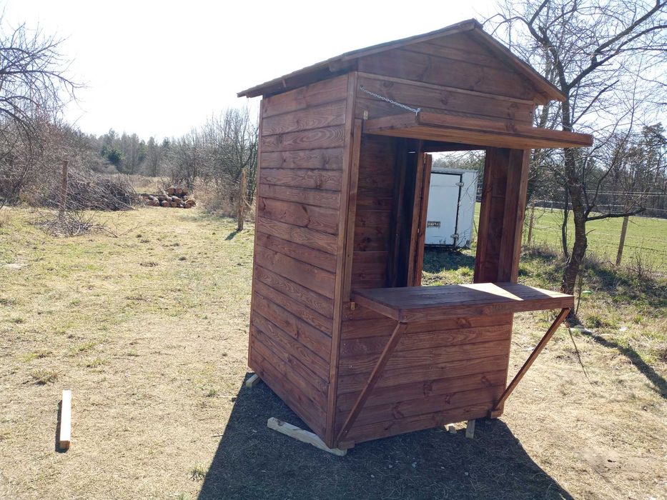 Małe drewniane stoisko handlowe