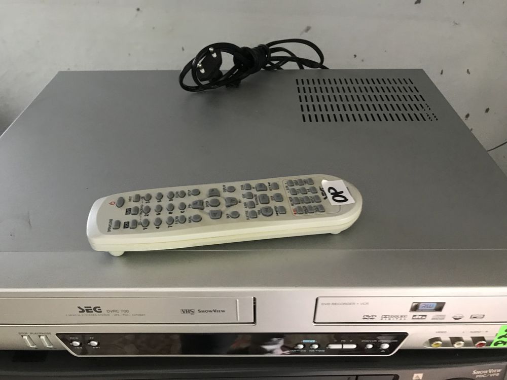 Video Cassette Recorder/DVD Recordsr DBRC 700