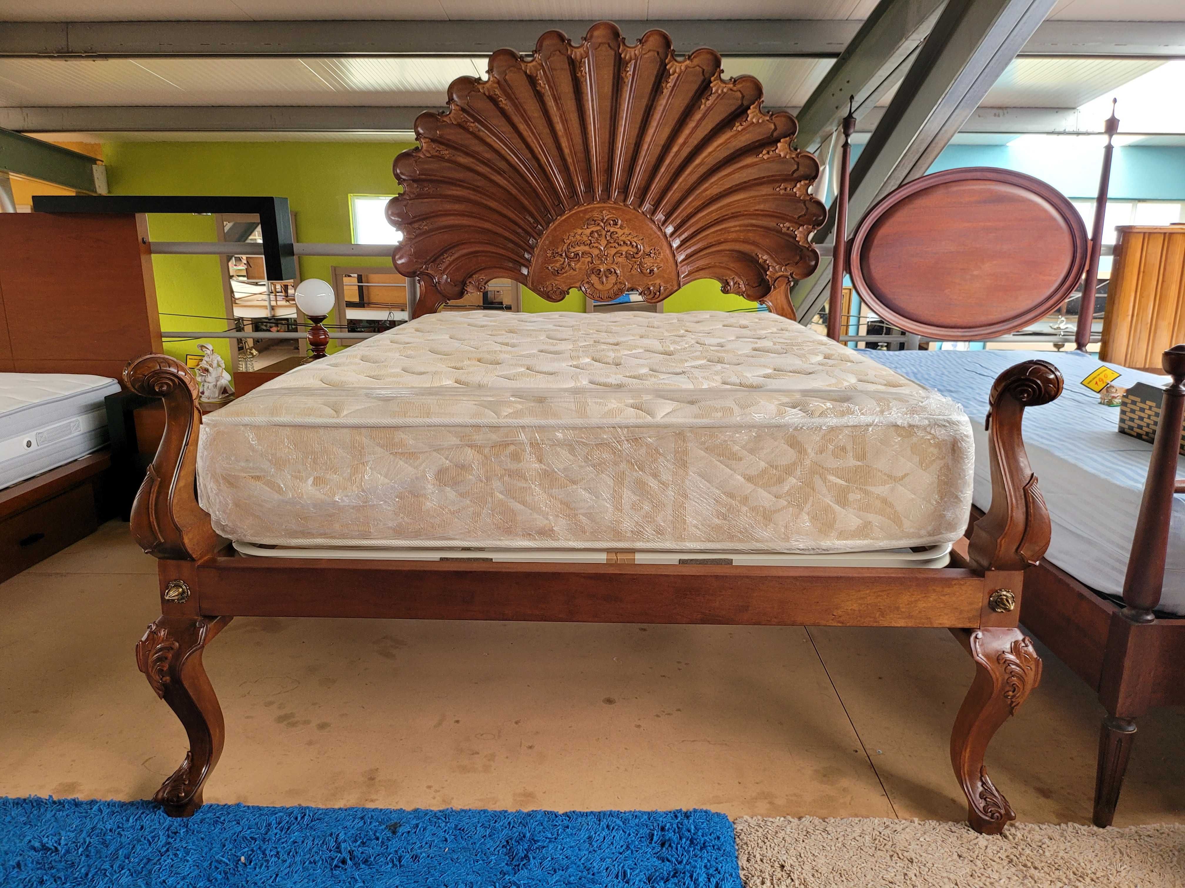 Fantástica cama antiga em madeira maciça com estrado e