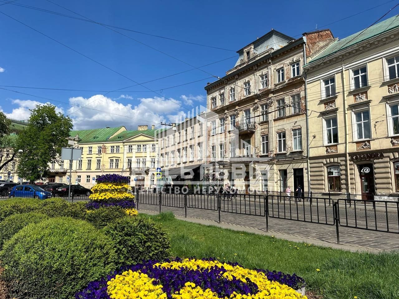 Продаж автентичної квартири з неймовірним видом в центрі