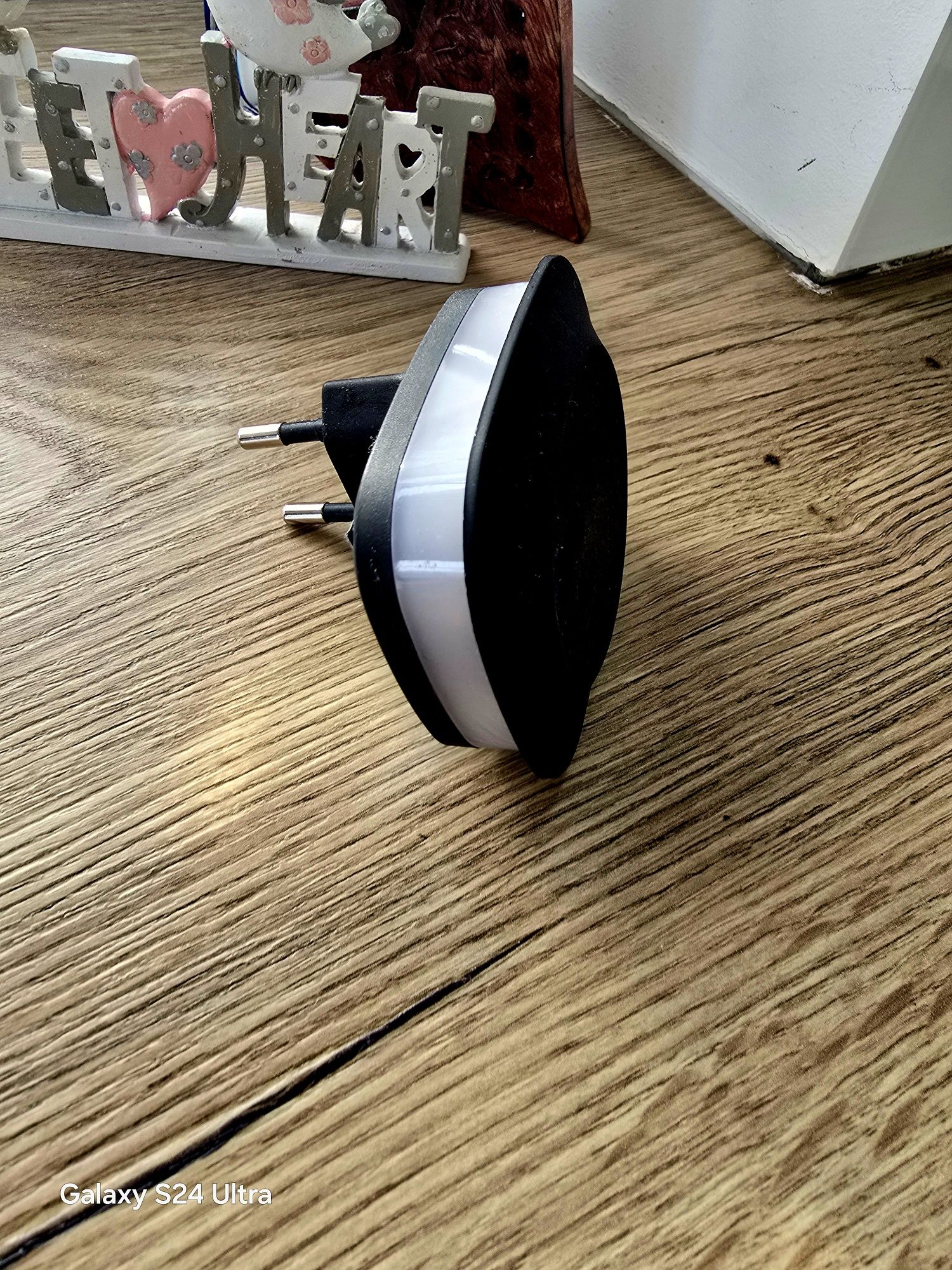 Lampka nocna z czujnikiem Led Nowa.