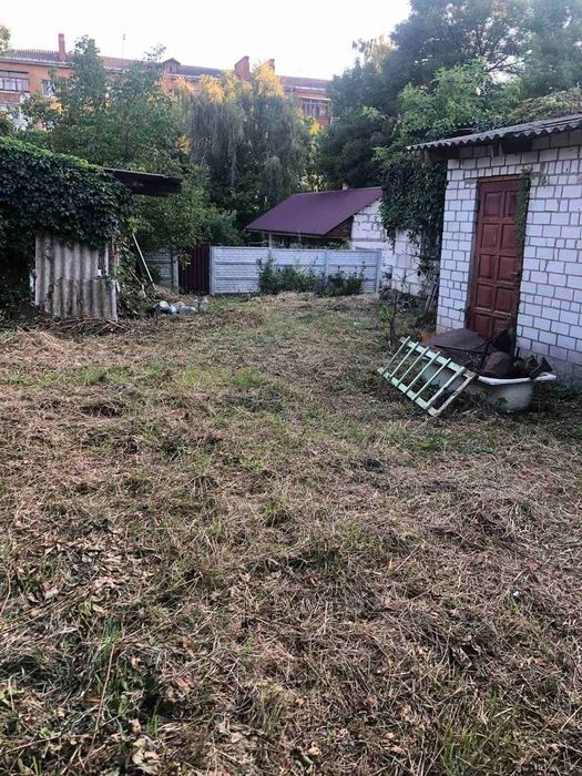 Продам ділянку зі старим будинком, центр міста