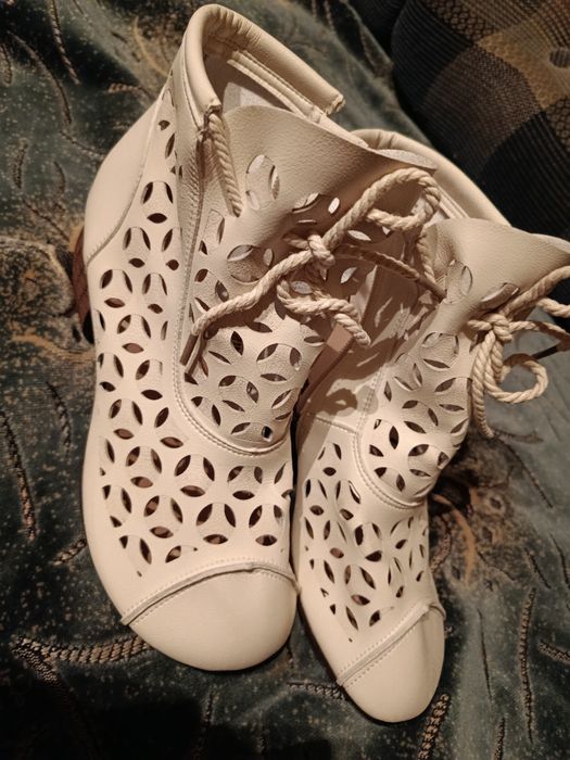 Легкі жіночі черевички