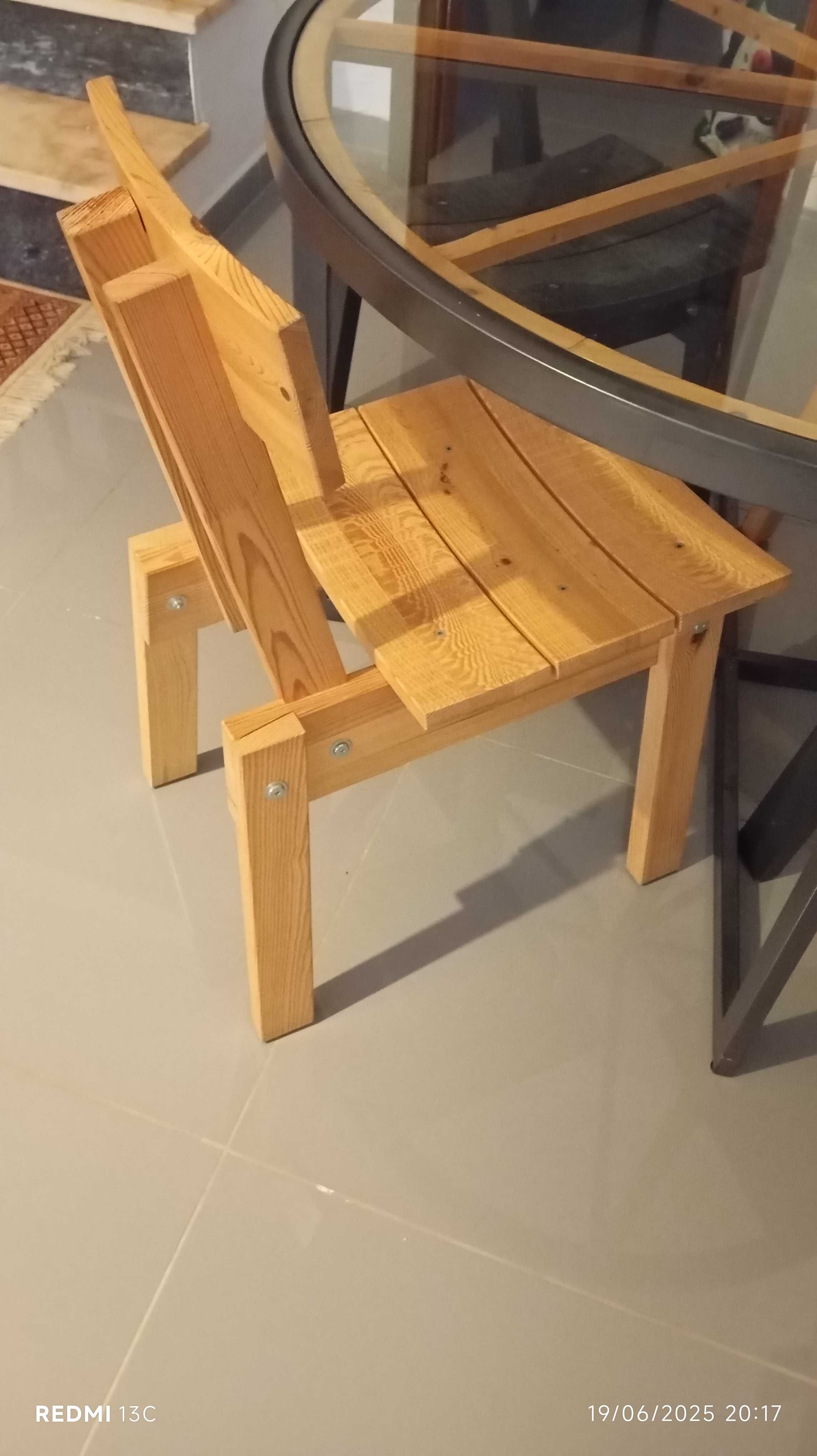 Mesa de tampo de vidro com 4 cadeiras