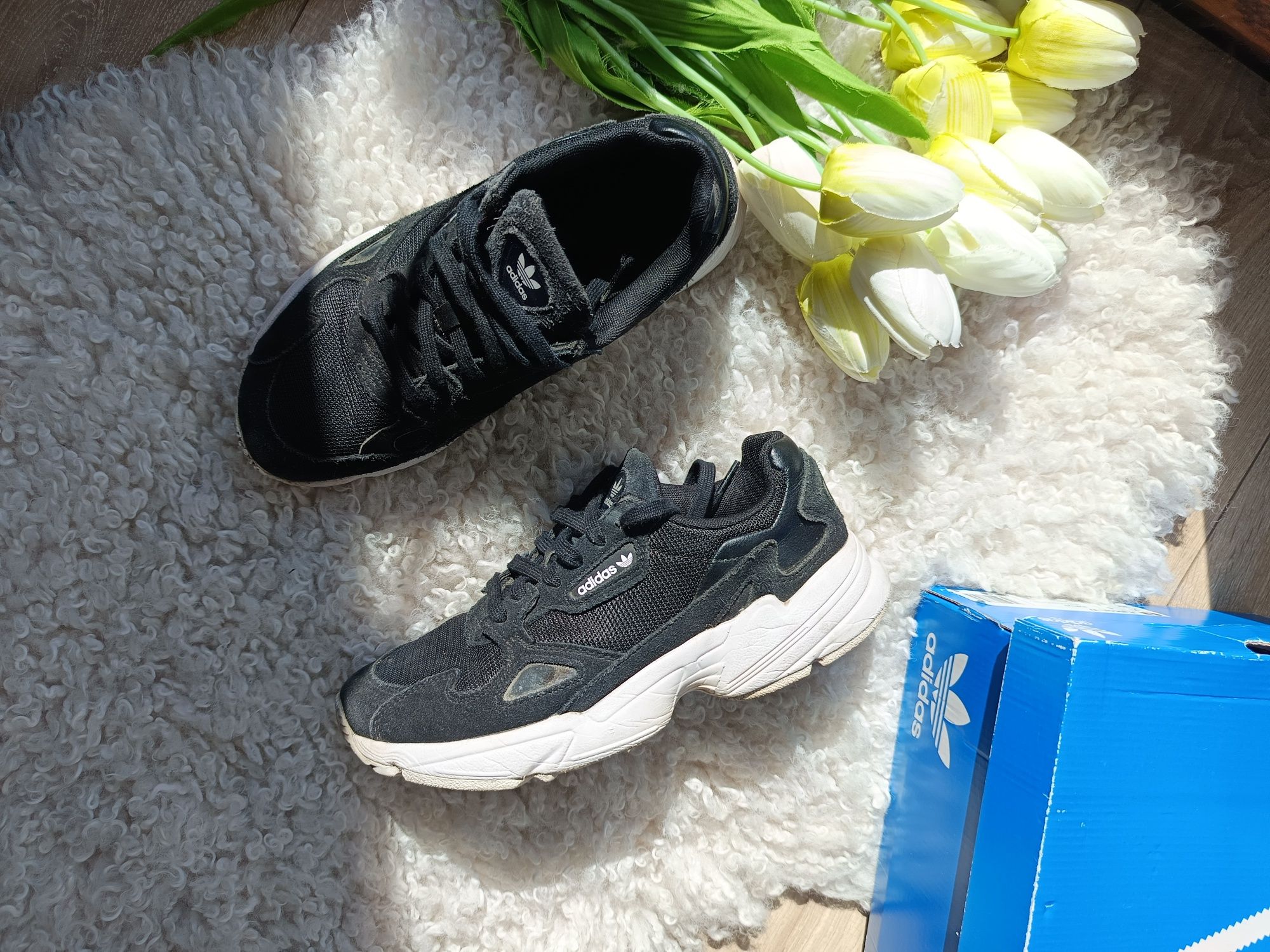 czarne buty sportowe adidas  falcon V damskie na podwyższeniu