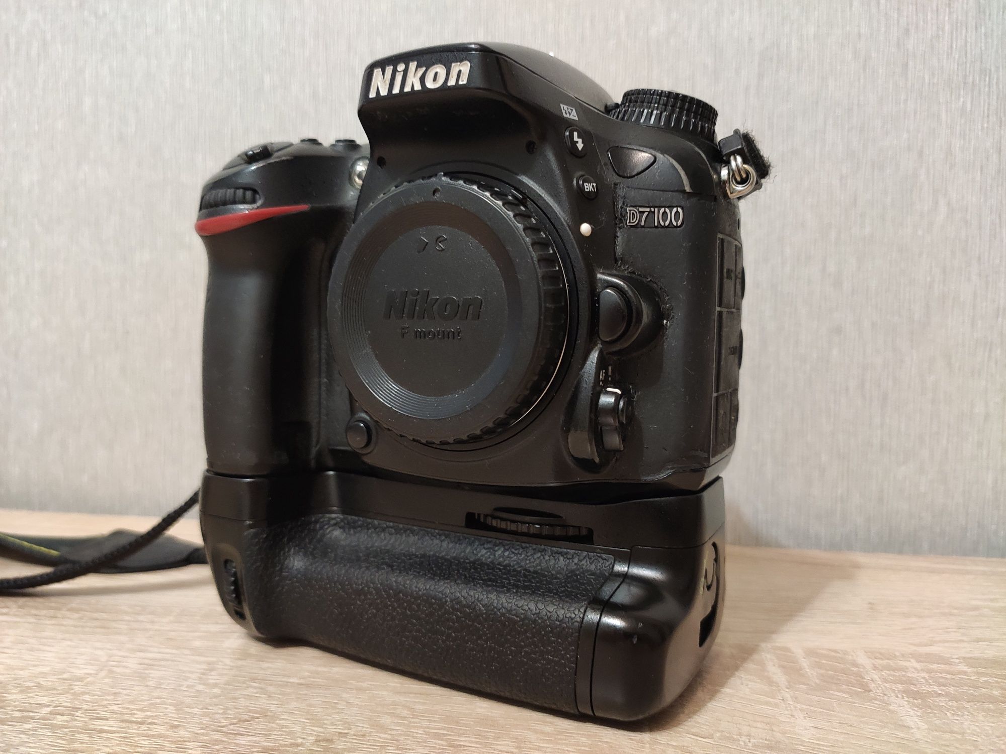 Nikon D7100 + батарейний блок