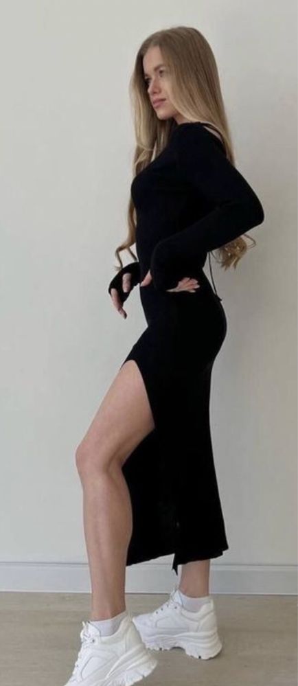Черное приталенное платье миди с разрезом спереди