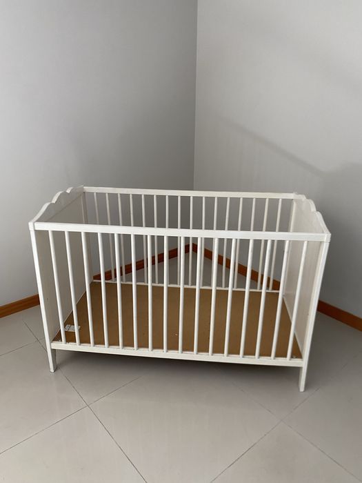 Berço de bebê do IKEA.