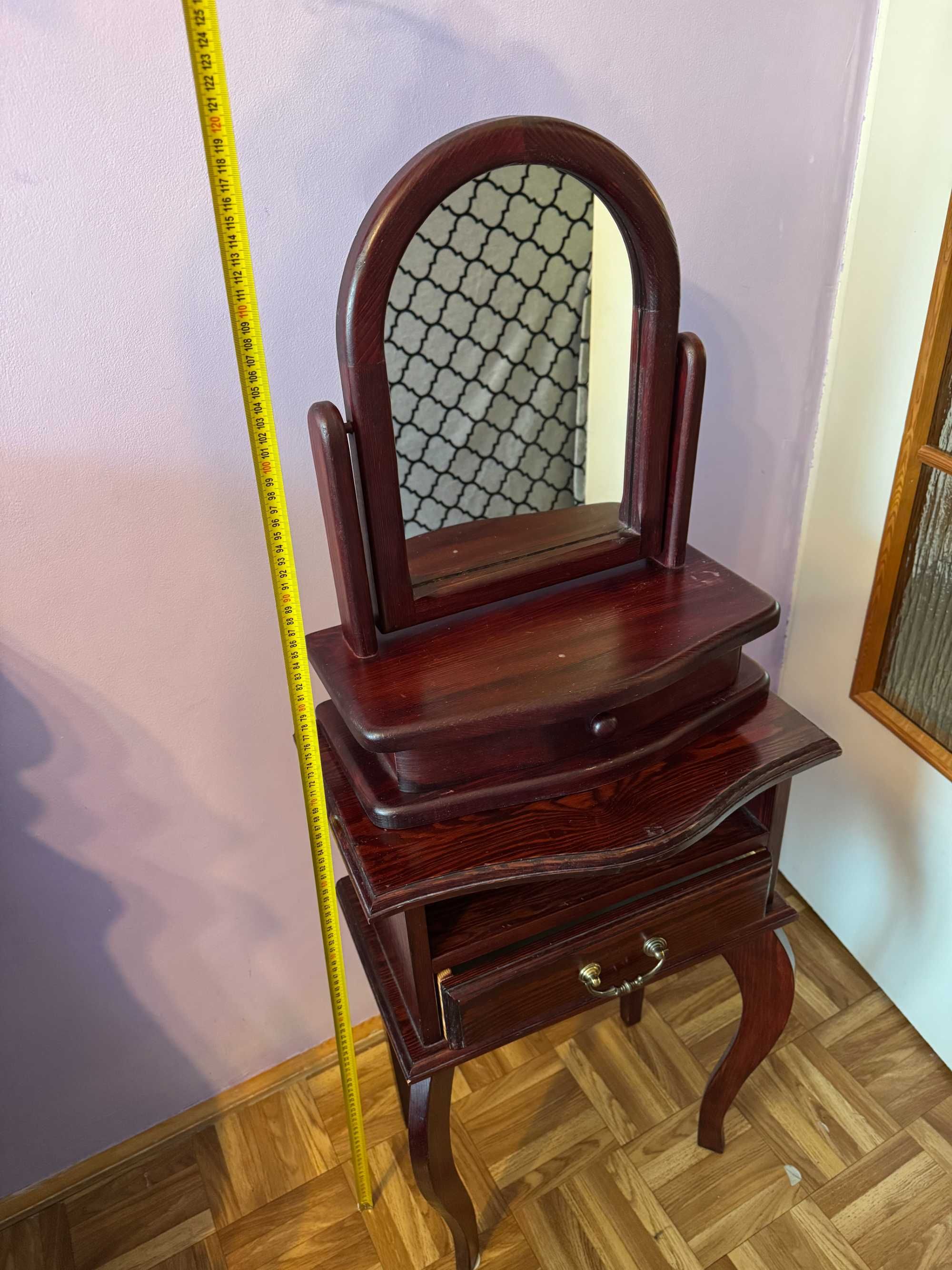 Urokliwa toaletka w stylu vintage z ruchomym lustrem