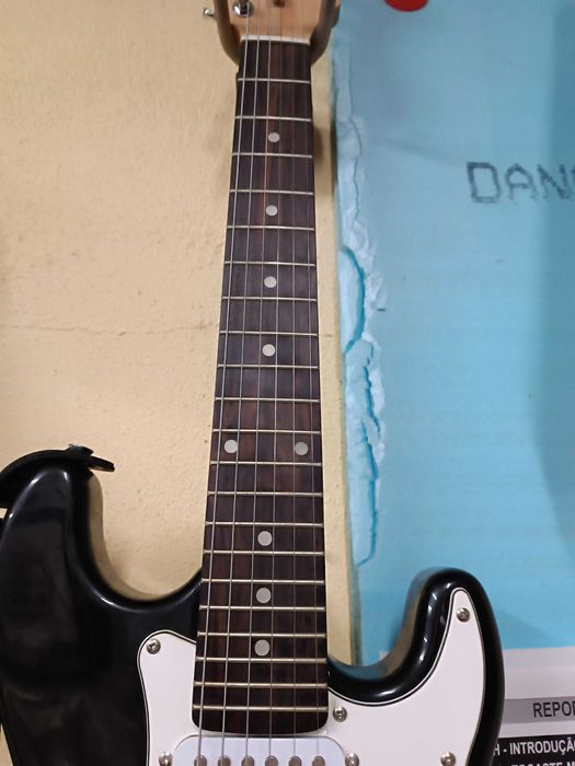 GUITARRA ROCHESTER, tipo Strato 100/% funcional