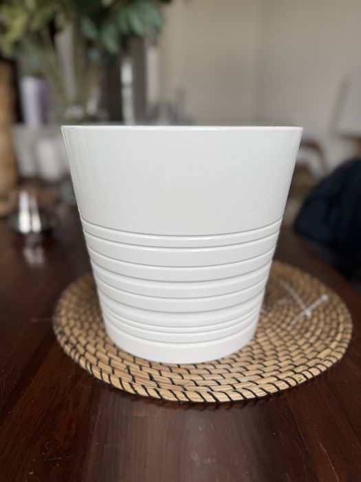 Biala duza oslonka doniczka Ikea