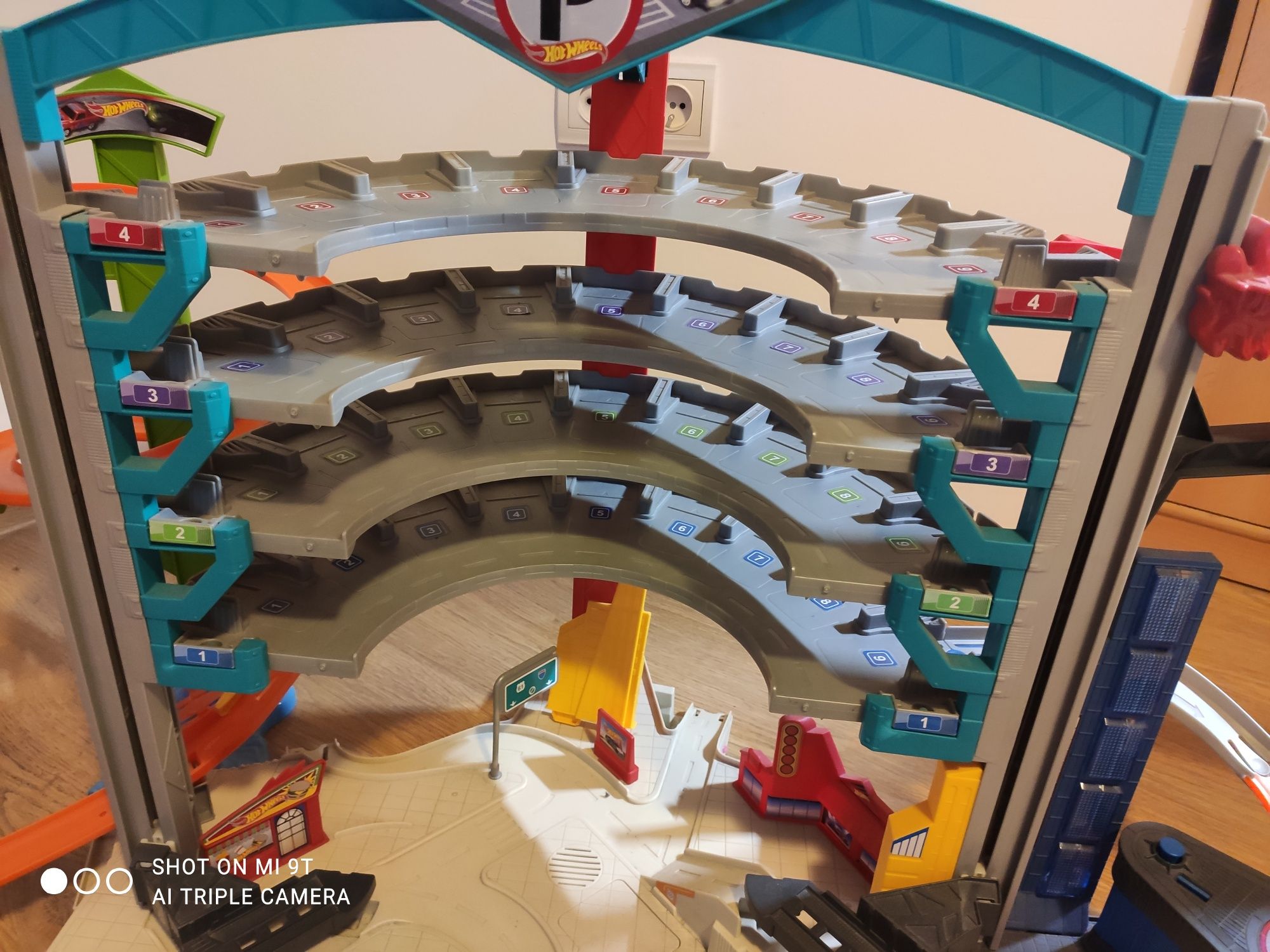 Garaż 4piętrowy Hot Wheels z rekinem