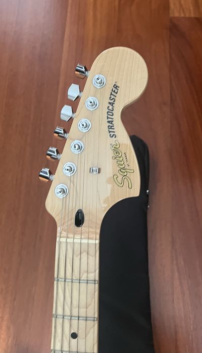 Guitarra Fender Squier Stratocaster + amp