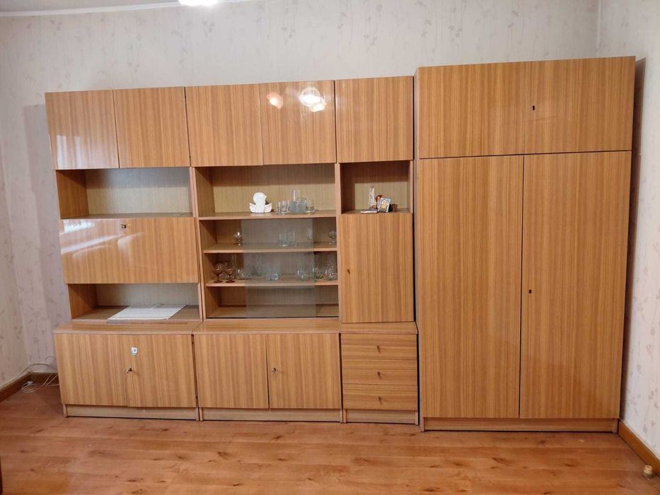 Klasyczna Meblościanka w Bardzo Dobrym Stanie - Pojemna i Funkcjonalna