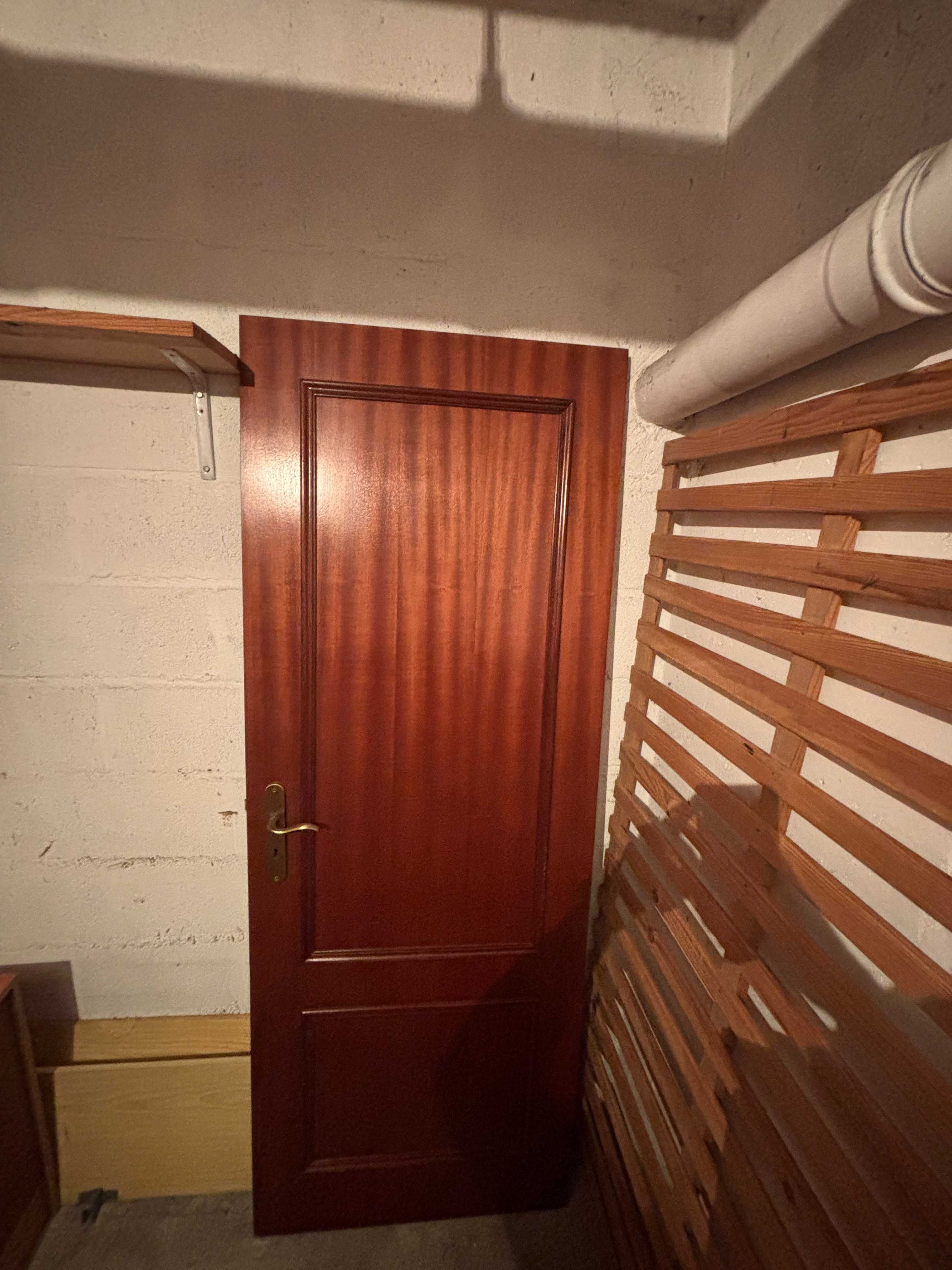 Portas de Madeira Escuras (com vidro e sem)