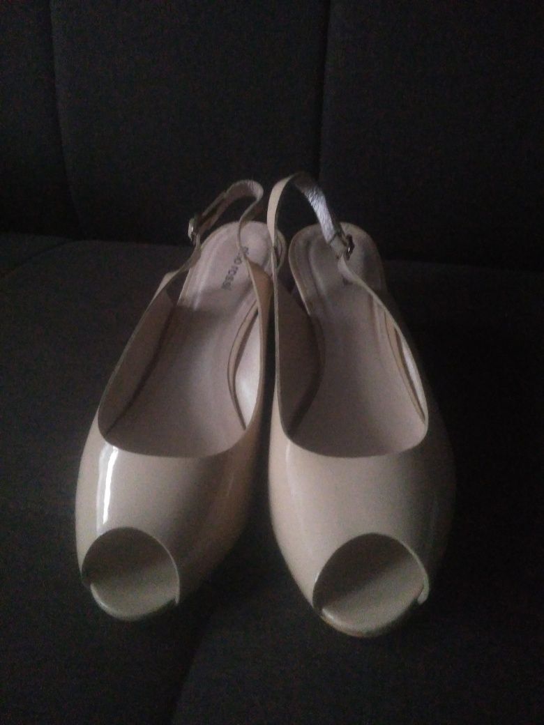 Buty damskie sandały na koturnie Gino Rossi