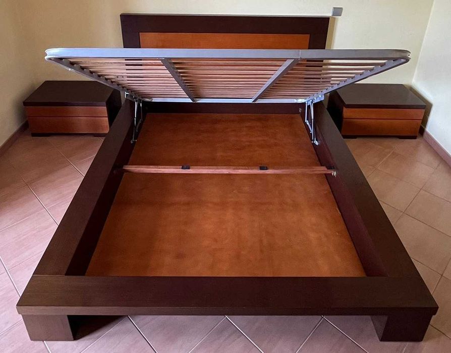 Cama casal, Mesas de cabeceira e Estrado