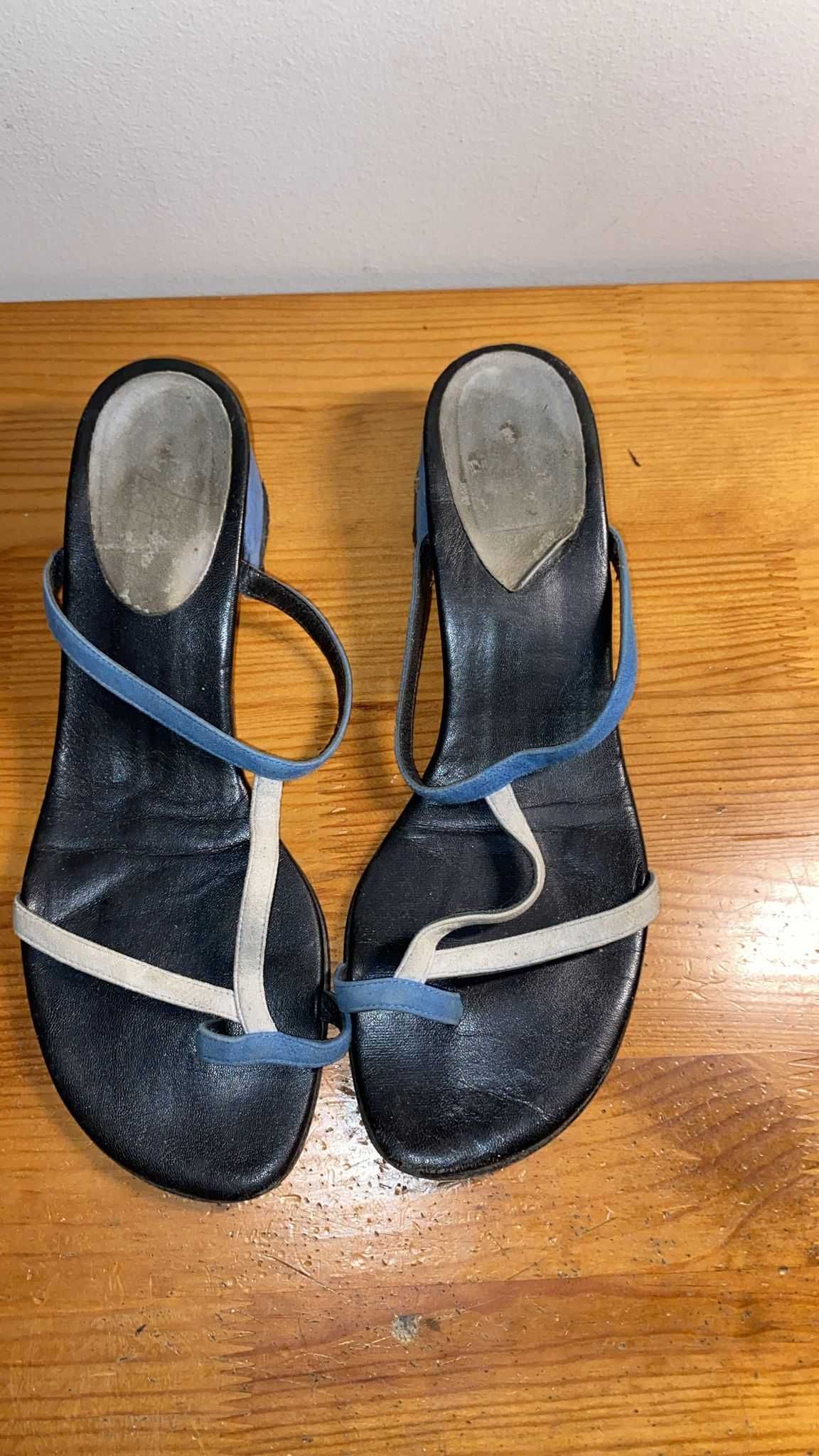 Varios Sapatos número 39, cada par 15 euros