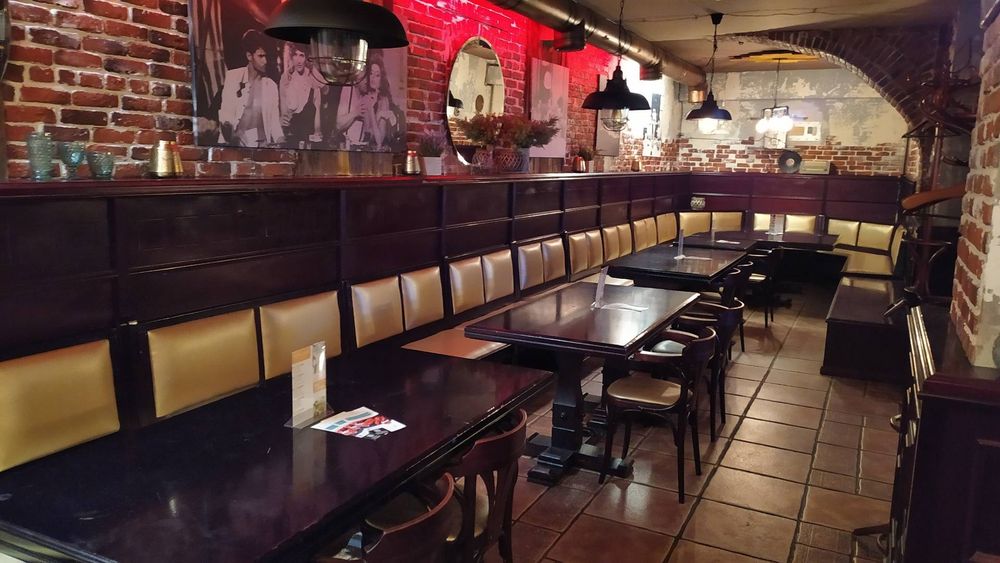 Перетяжка мягкой мебели на дому у заказчика в течении дня