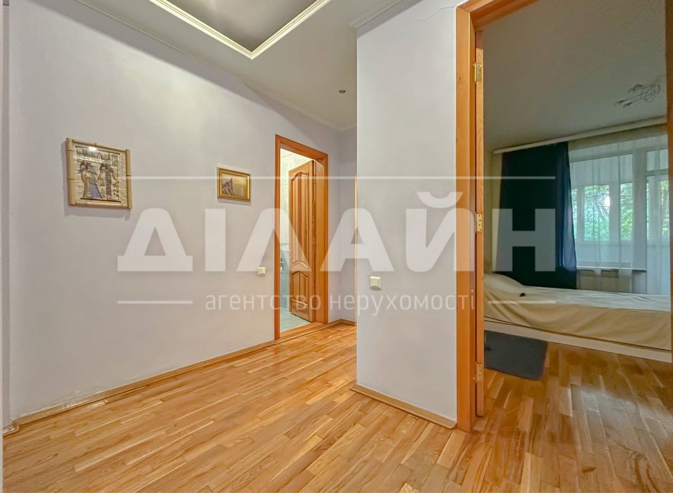 Краща локація! 2х кімн. Сталінка у Центрі міста!