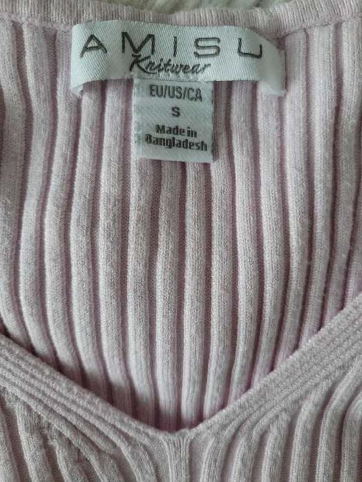 Jasnoróżowy wiskozowy prążkowany sweterek z dekoltem V