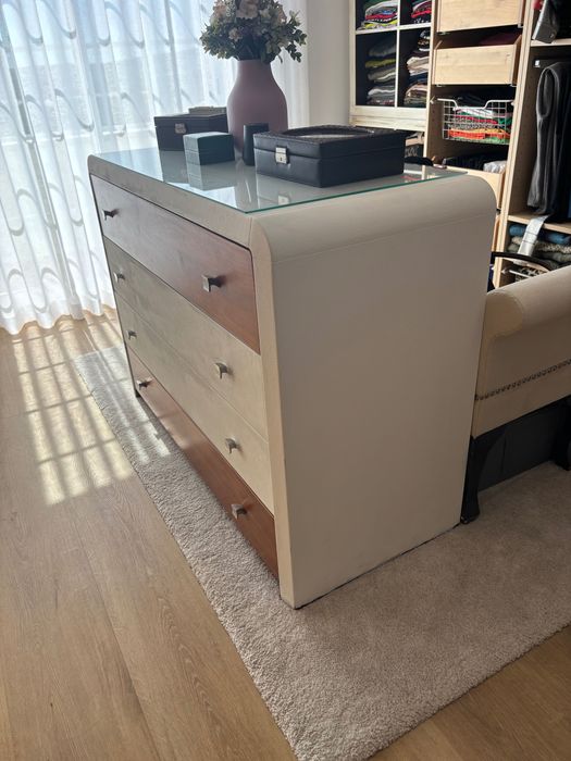 Comoda 4 gavetas de Madeira maciça