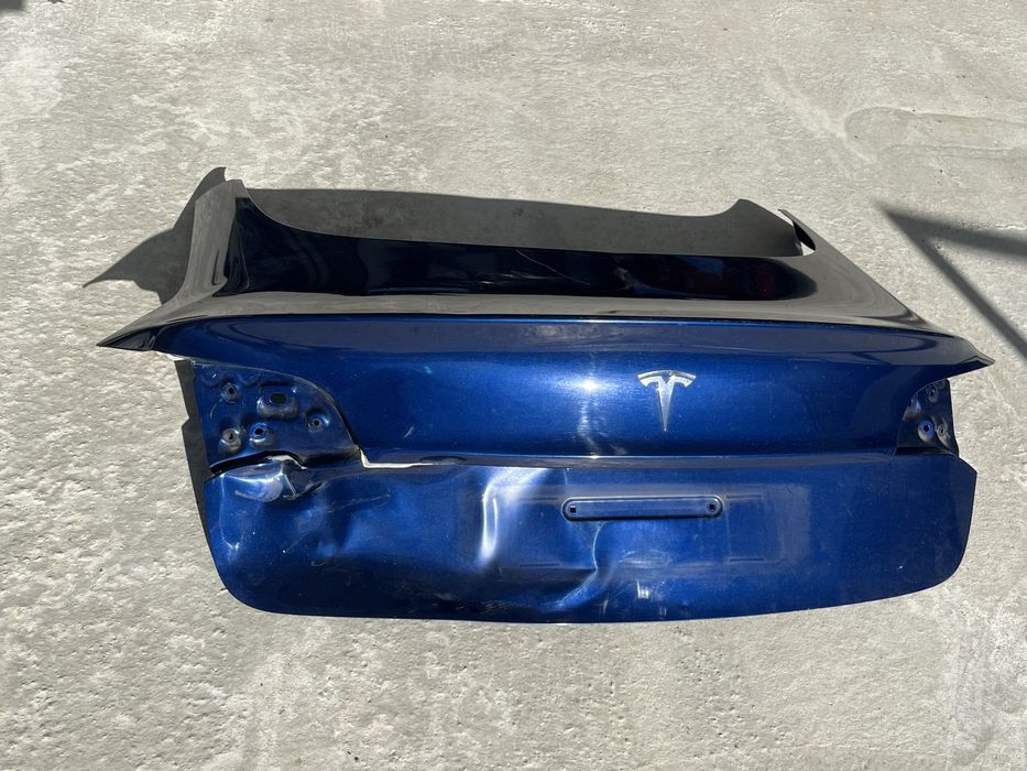 Tampa da mala tesla Model 3  para reparar